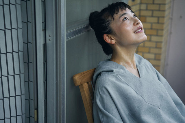 totonoüの自宅用サウナを体験した後、外気浴をする清水みさとさん