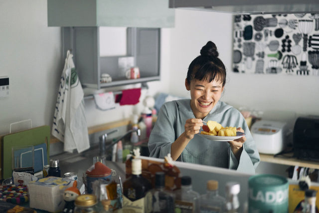 サウナ後に朝食を食べる清水みさとさん