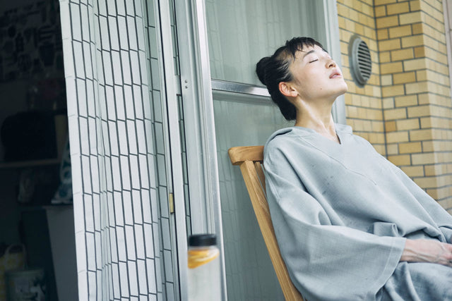 totonoüのサウナ後に外気浴をする清水みさとさん