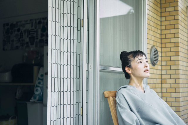 totonoüのサウナを体験した後に、外気浴をする清水みさとさん