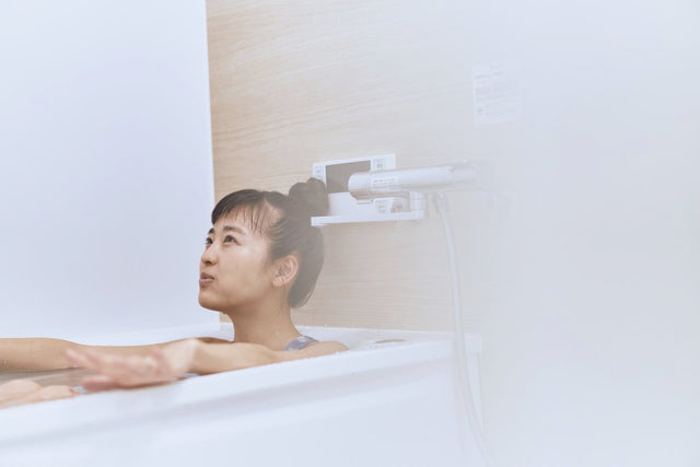 サウナ後に水風呂に入りながら息を吐く清水みさとさん