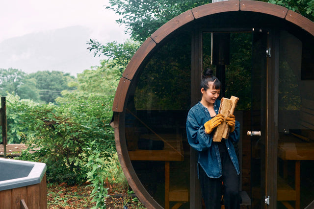 totonoüの北欧産バレルサウナに薪を入れる清水みさとさん